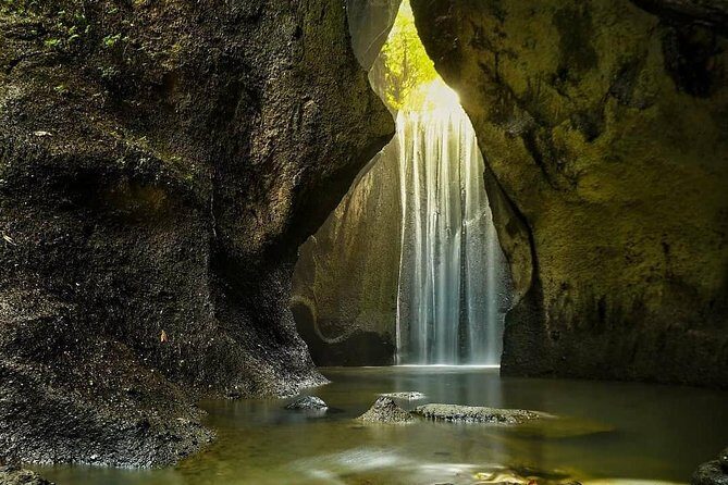 Bali Instagram Tour: Lempuyang Temple, Tirta Gangga and Tukad Cepung Waterfall - Stop 2: Tirta Gangga Water Palace for Tiered Fountains and Sculptures
