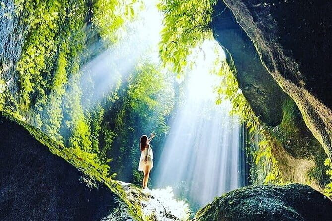 BALI INSTAGRAM TOURS; Heaven Gate, Tirta Gangga, Tukad Cepung waterfall - Gates of Heaven at Lempuyang Temple: the shot, the setting, the wait