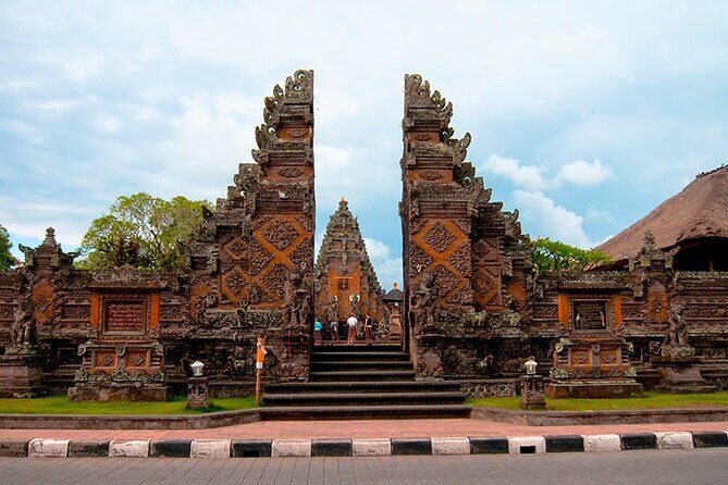 Bali Ubud Tour: Monkey Forest, Waterfall & Rice Terrace - Stop 5: Ubud Art Market plus one art-village choice (Celuk, Mas, or Batuan)