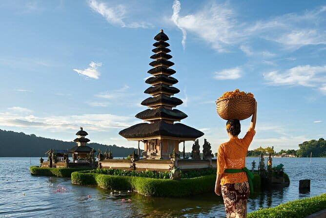 Bali Waterfall Wonders | A Nature Escape | All Inclusive - Wanagiri Hidden Hills: short viewpoint time over twin lakes