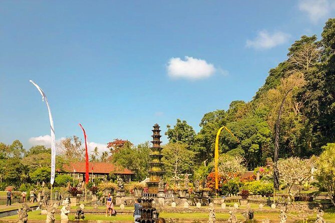 East Bali Tour, Lempuyang - Tirta Gangga - Ujung Soekasada - Black sand Beach - Tirta Gangga: koi ponds that actually make feeding time fun