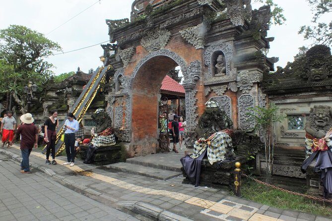 Famous Ubud villlage and Dance Tour with Rice Terrace And Waterfall Visit - Ubud Market and Palace: where daily life meets art shopping