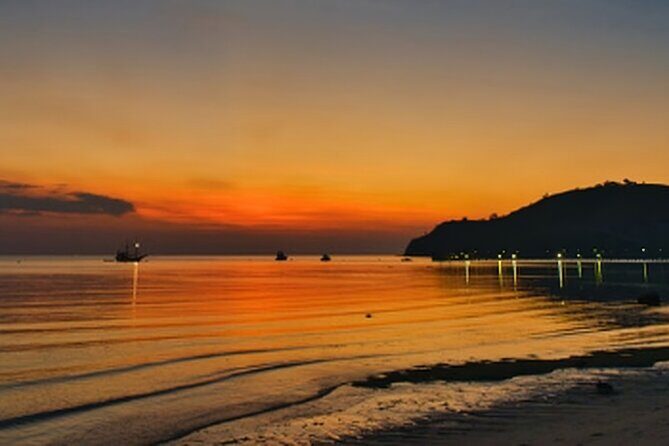 Flying Fox Island Sunset Cruise Private Boat Charter Labuan Bajo - Kalong Island at Sunset: Watching the Flying Fox Lift-Off