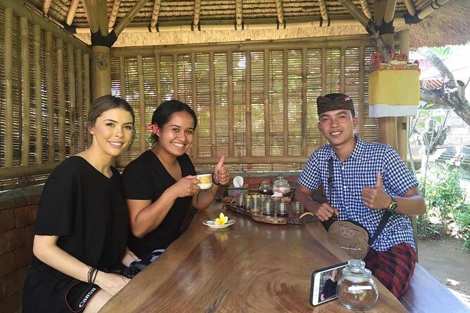 Full-Day Tour: White Water Rafting and Highlight of Ubud with All-inclusive - Lunch, showers, and the real comfort perks after rafting