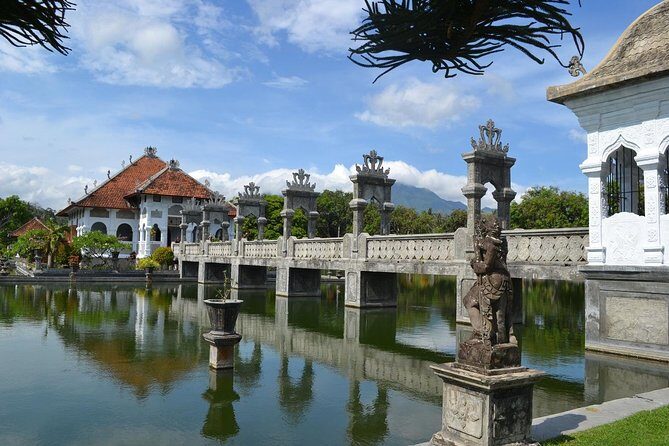 Lempuyang Temple Tour With Lunch and Pick Up - Lunch, Jasri Beach, and the optional chocolate factory