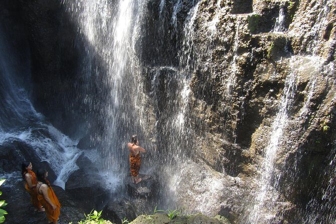 Matasidhi Holy Trip for the Soul - The balian visit: palm or aura reading with guidance