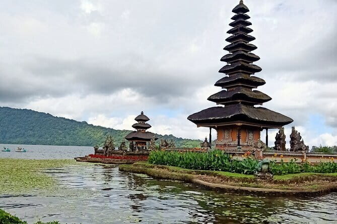 Munduk Twin lake Trekking, Ulun Danu Beratan & Hidden Waterfall - Ulun Danu Beratan temple: starting with Lake views, not a checklist