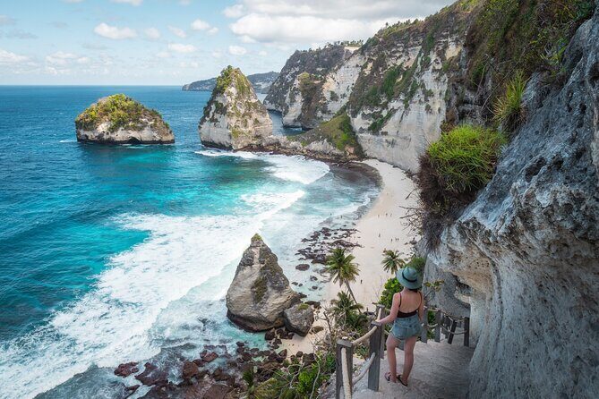 Private Tour: Nusa Penida DiamondBeach-Tree House EastSide Island - Atuh King Five: the Raja Ampat-style rock view