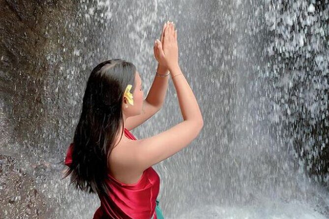 Taman Beji Griya Waterfall Tranquil Purification Ceremony - Included items that help you participate respectfully (and comfortably)
