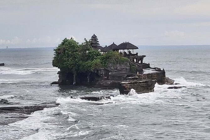 Tanah Lot and North Bali Private Tour - All inclusive - Ulun Danu Bratan Temple: Lakeside Peace on Bratan