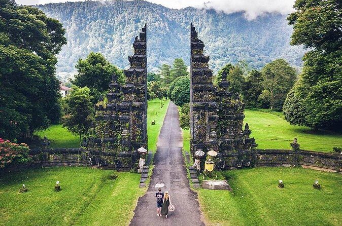 Tanah Lot - Jatiluwih (UNESCO) - Bedugul and Ulun Danu Temple Tour - Handara Iconic Gate: Traditional-Style Photo Time Without the Trap